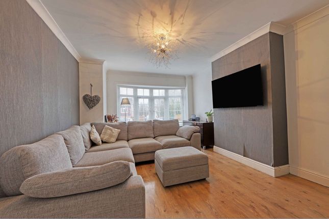 24 Mount Close, High Wycombe photo 2