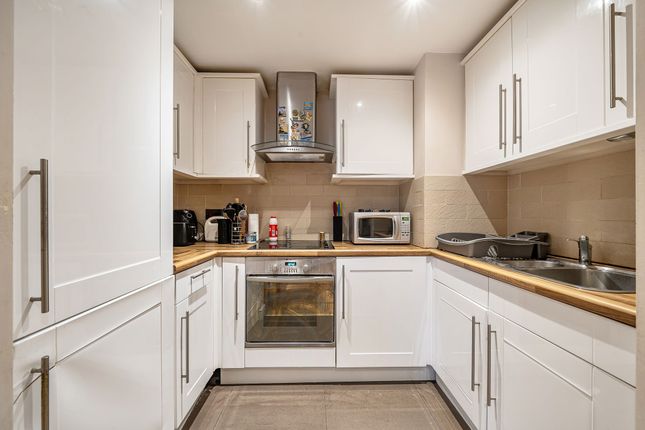 Flat 3, 122 Lower Road, London photo 4