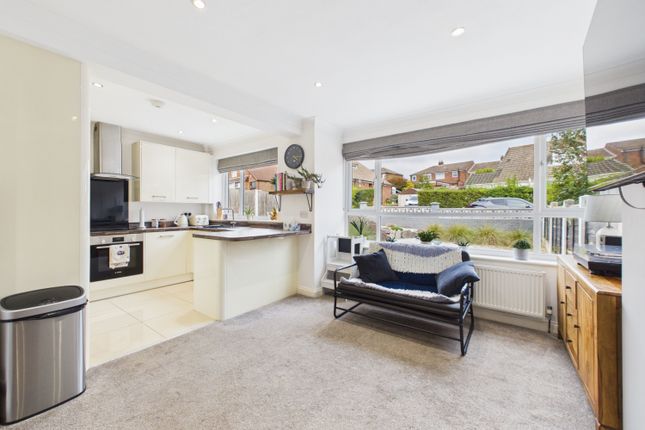 11, Woollin Crescent, Wakefield photo 3
