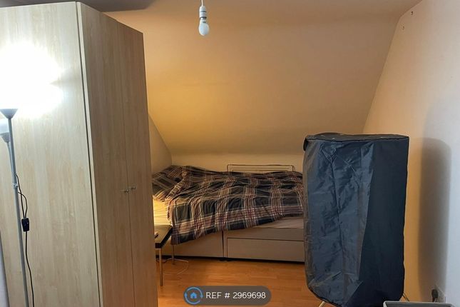 Flat  Top Floor, Holly Tree Farm Broad Oak Lane, Manchester photo 2