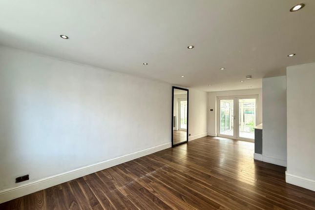 32, Thornlea, Ashford photo 3
