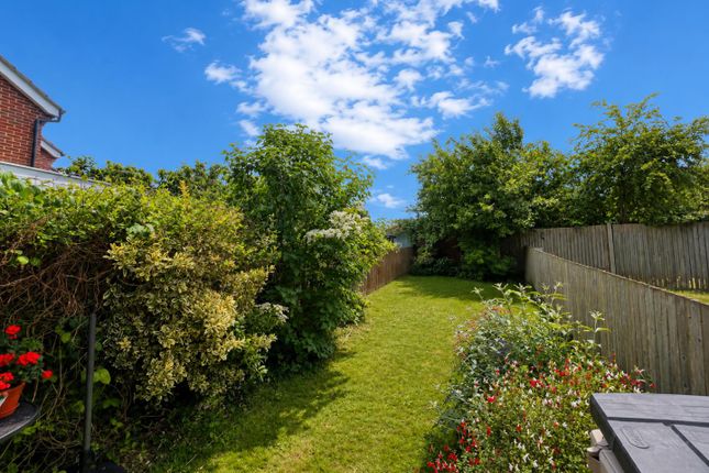 48, Gordon Close, Ashford photo 2