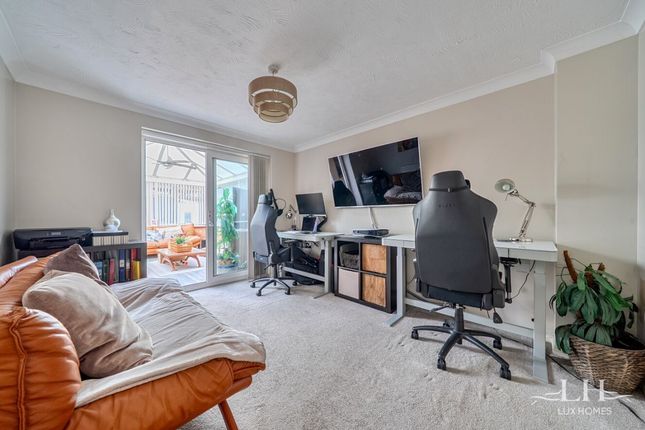 28 Felipe Road, Grays photo 4