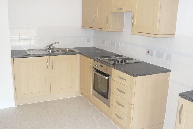 102 Rampling Court, Three Bridges photo 5