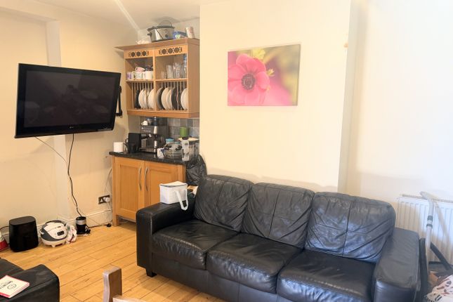 Room 4, 37, Heathside Road, Manchester photo 4
