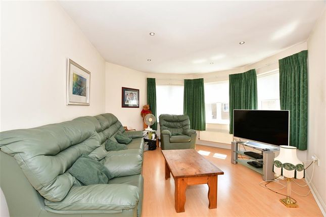 Flat for sale in Bengeo Gardens, Romford, Essex