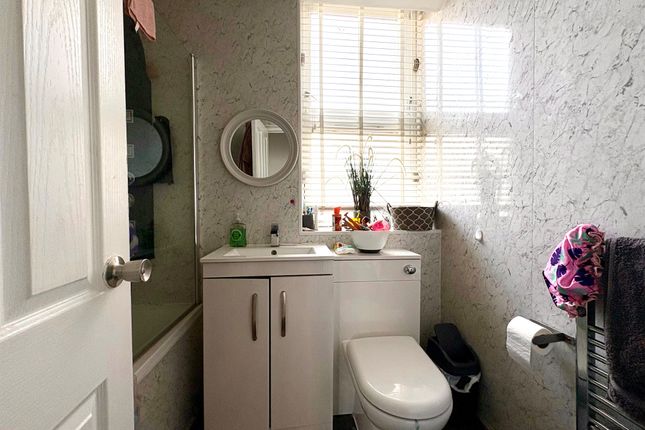 Flat 8, Hood Lodge, Brading Crescent, London photo 4