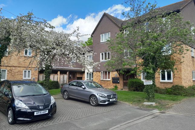 Studio flat on 26, Brendon Close, Harlington, £155,000