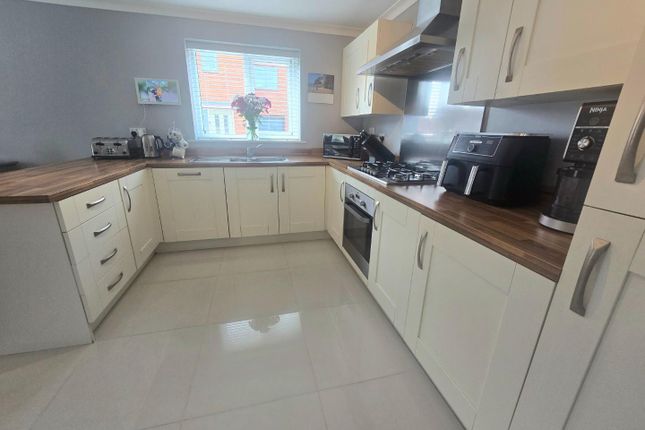 5, Weaving Lane, Darlington photo 4
