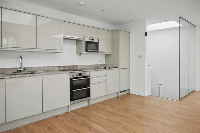 1a The Lodge, Upper Tooting Park, London photo 4
