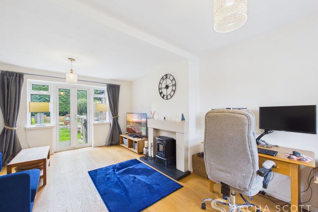 1 Yewlands Close, Banstead photo 2