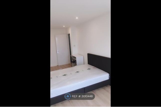 Flat, Fonda Court Premiere Place, London photo 2