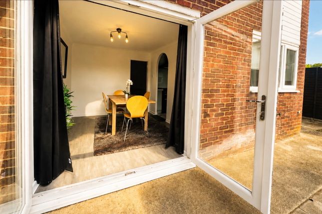 16, Baccara Grove, Milton Keynes photo 3