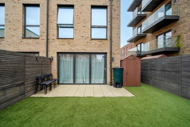 24 Achill Close, London photo 2