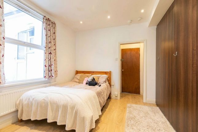 Studio house on Flat 3, 24 Callcott Road, London, London, £1,470/mo