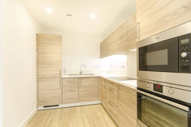 Thumbnail Flat to rent in Kingfisher Heights, Silvertown, London
