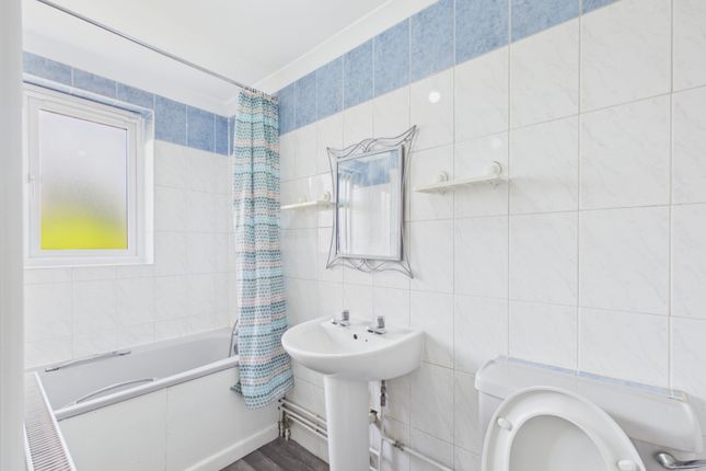 Flat 2, 219 Kingshill Road, Swindon photo 5