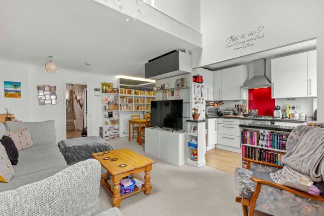 8 Milton Gardens, Princes Risborough photo 3