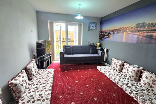 Flat for sale in Featherstone Court, Featherstone Road, Southall, Greater London