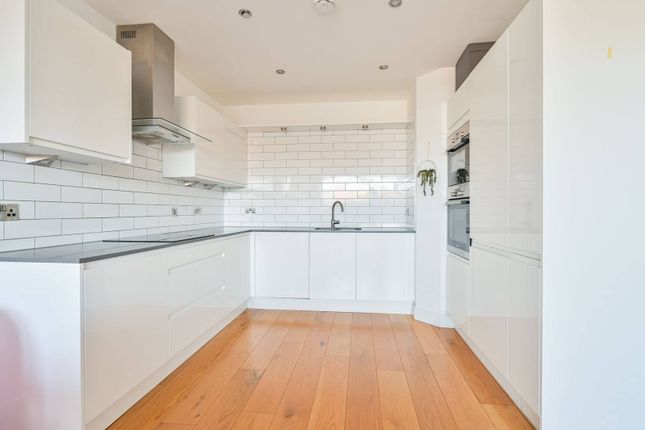 Flat for sale in Queens Row, Elephant And Castle, London