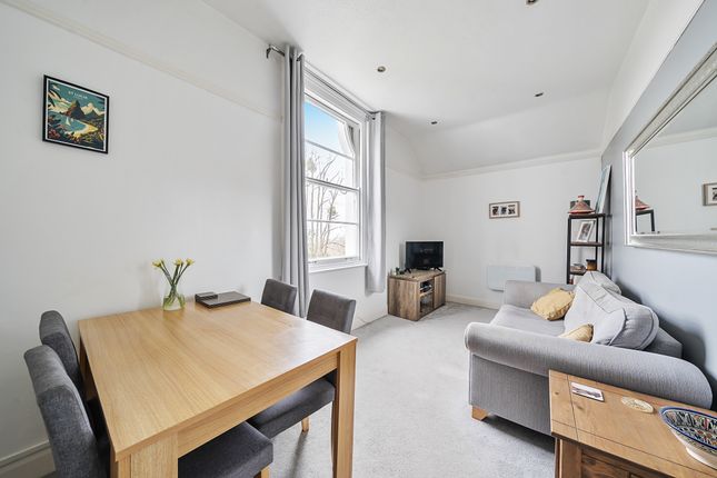 Flat 11, Pine Trees, Portsmouth Road, Esher photo 4