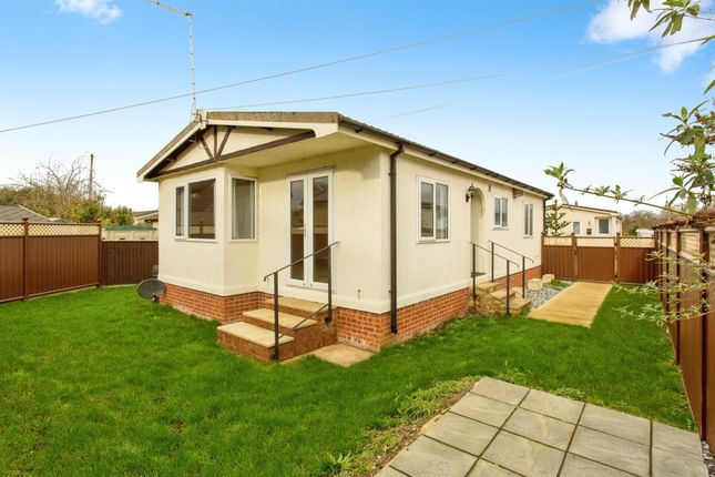 Thumbnail Mobile/park home for sale in Badgers Holt, Longstanton, Cambridge