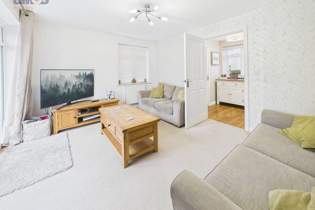 4 Beehive Lane, Hawkwell, Essex photo 3