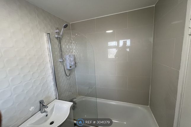 Flat, Ainsworth House Kilburn Lane Queens Park Estate, London photo 5