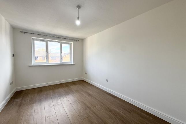 68, Streamside Close, London photo 5