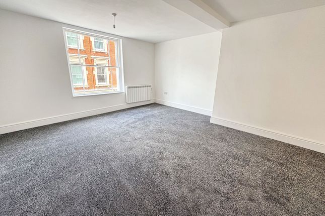Flat 2, 35 Fore Street, Tiverton, Devon photo 3
