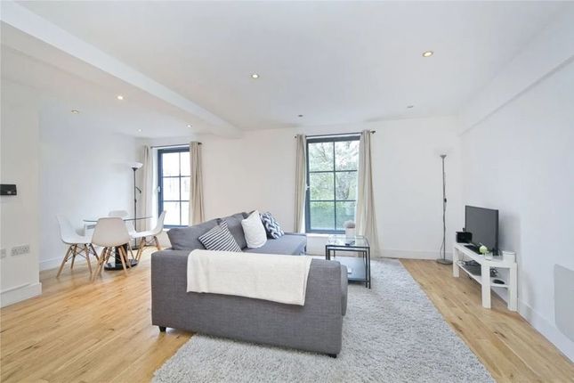 Flat to rent in York Way, London