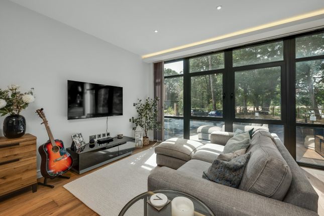 Flat 19, 4, Littleworth Road, Surrey photo 4
