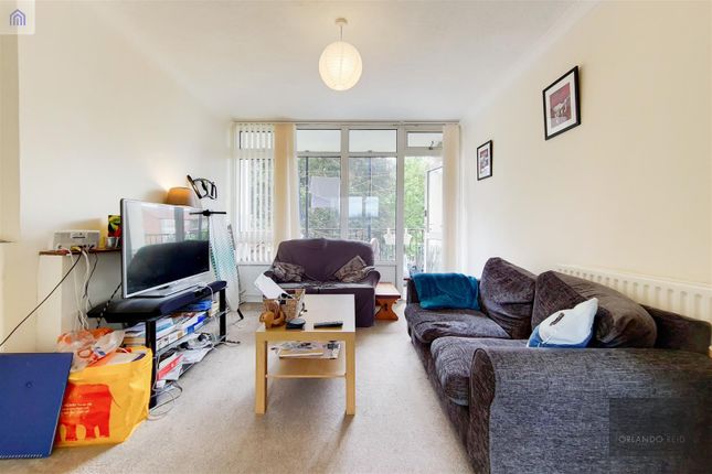 Flat to rent in Heather Close, London