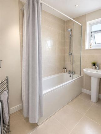 93, Cowdenbeath Path, London photo 5