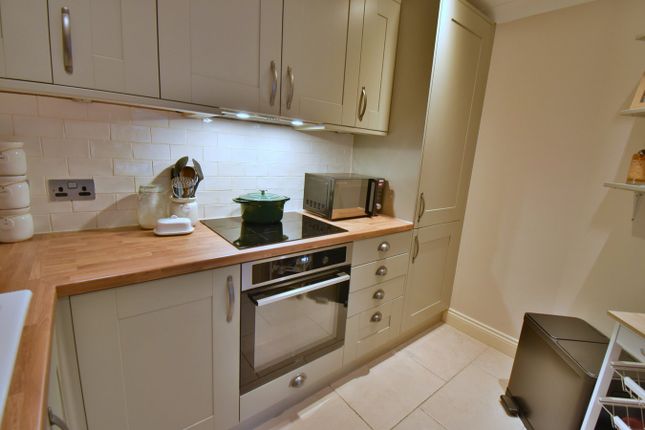 Milbourne Court, Wimborne Road East, Ferndown photo 4