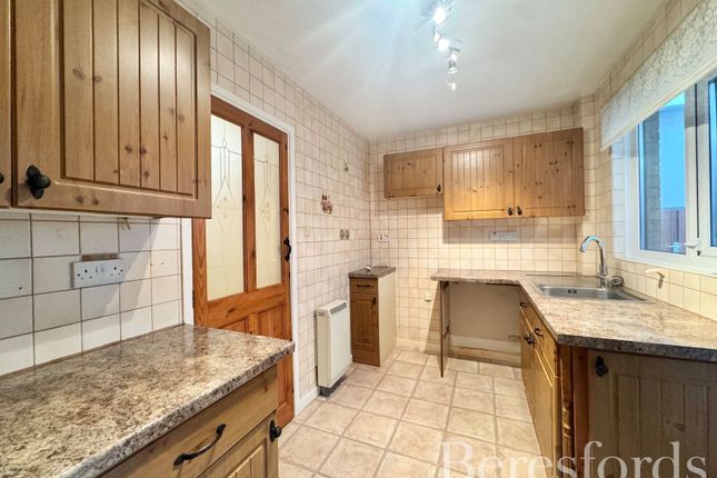 5, Bennions Close, Hornchurch photo 3