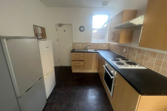 Shared accommodation to rent in Phillips Parade, Swansea