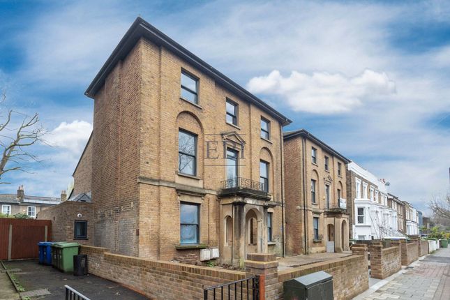 Flat to rent in Asylum Road, Peckham