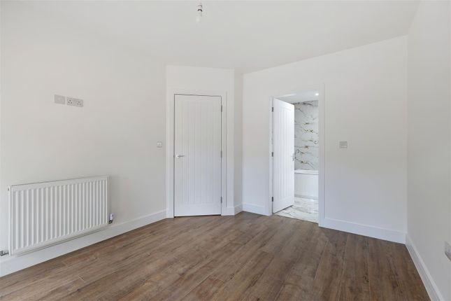 Flat 3, 8, Coulsdon Road, Coulsdon photo 4