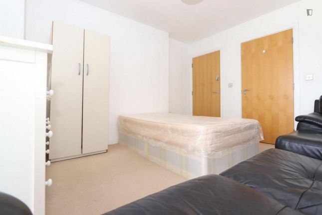 Thumbnail Room to rent in Barge Walk, London