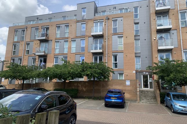 Thumbnail Flat to rent in Pontes Avenue, Hounslow