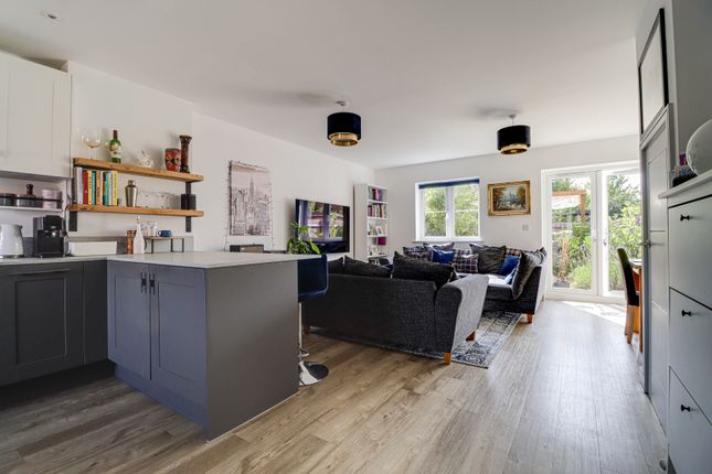 24, Lawrence Close, St. Albans photo 4