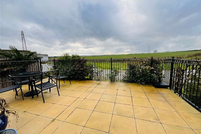 2-bed caravan on Palm Court Battlesbridge, Wickford, £170,000