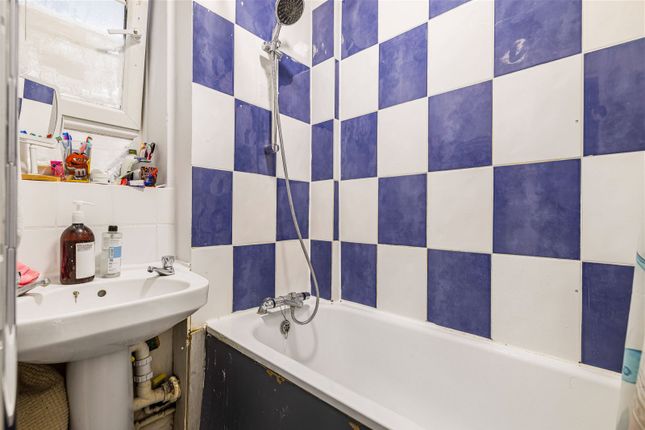 Flat for sale in Cowley Road, London