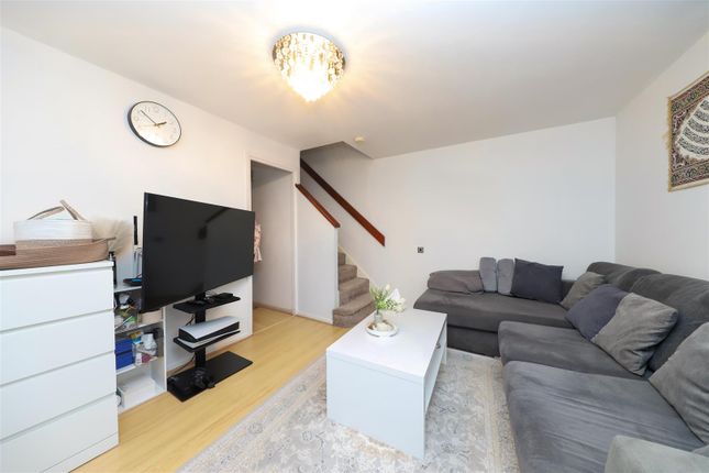 74, Newcombe Rise, Yiewsley photo 2