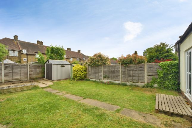 32, Greenway, Dagenham photo 4