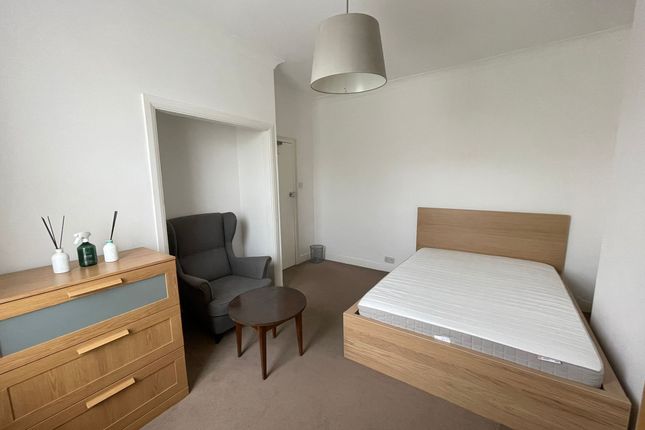 Room to rent in Devonport Road, London