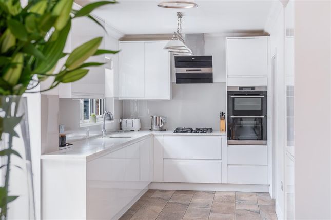 4, Bywood Close, Banstead photo 4