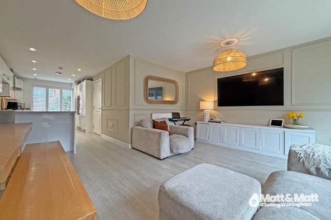 21, Morris Close, Wokingham photo 2
