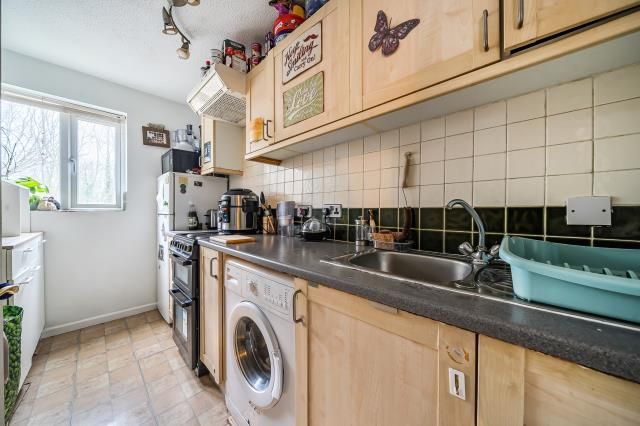 45, St. Hughs Rise, Didcot photo 4